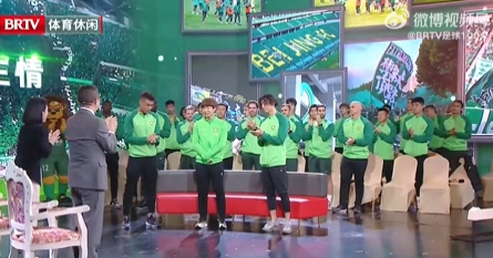 国安参与访谈节目,全队起立鼓掌向退役的老将朴成致敬