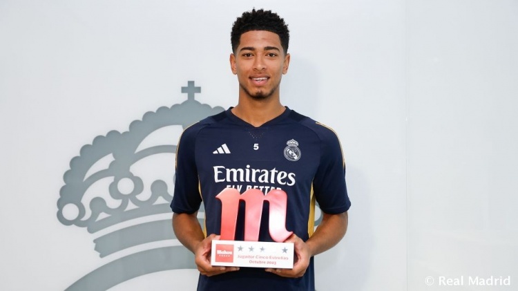 贝林厄姆领取皇马10月最佳奖杯:希望多多获奖,球队状态很好