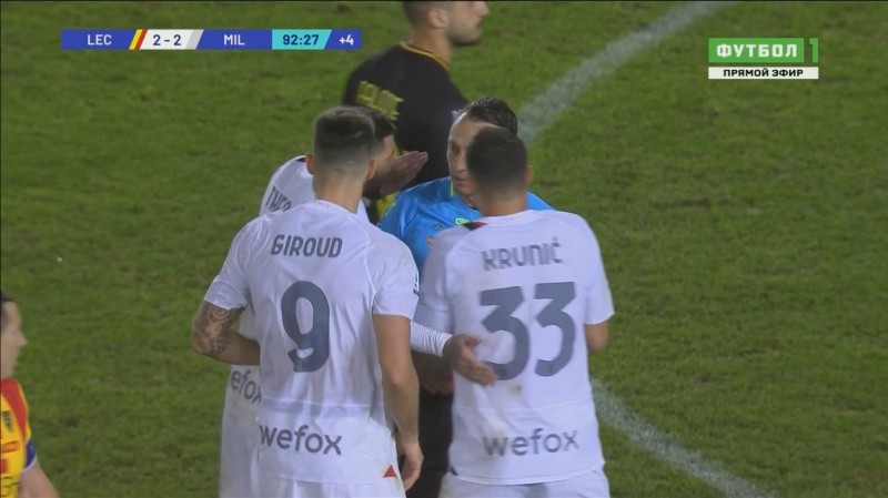 两头不是人!主裁被米兰、莱切两队球员先后围堵