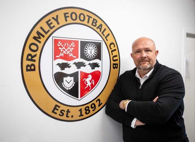 吧友们来试试?英格兰一球队用FM做为测试赛,冠军将担任战术师