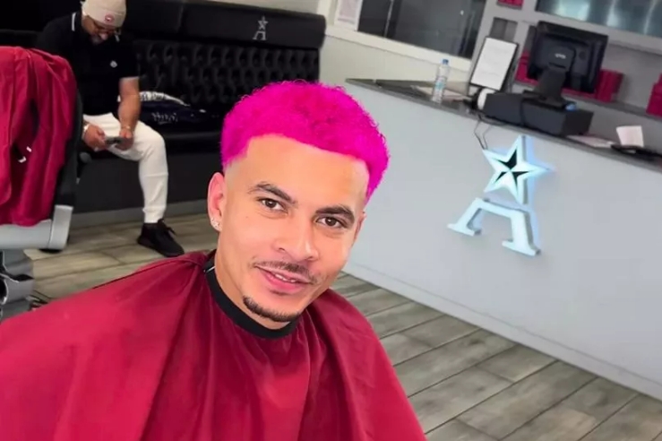 辣眼睛?阿里换了个粉色发型,本赛季他还未出场比赛