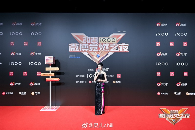 解说灵儿晒照:黑色长裙 映衬肤白 十分优雅~