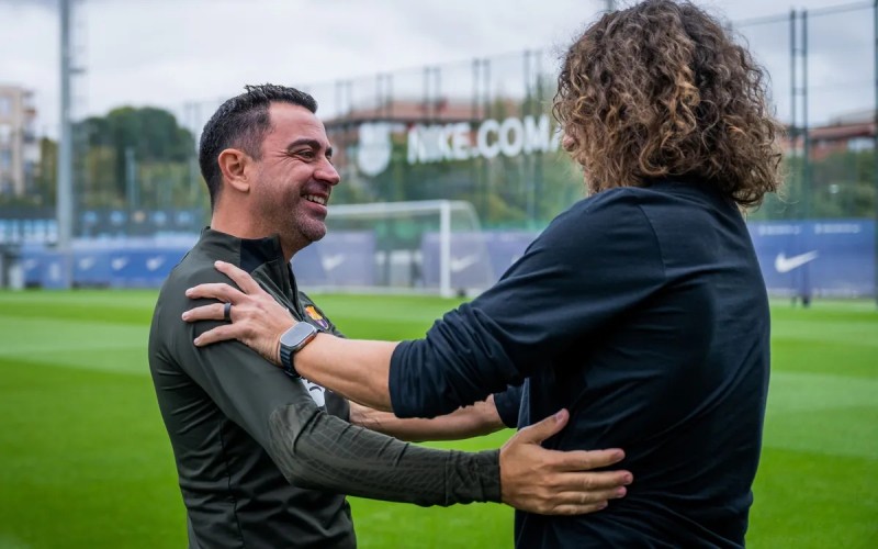 故人重逢,普约尔本周三探访巴萨训练并与哈维进行交流