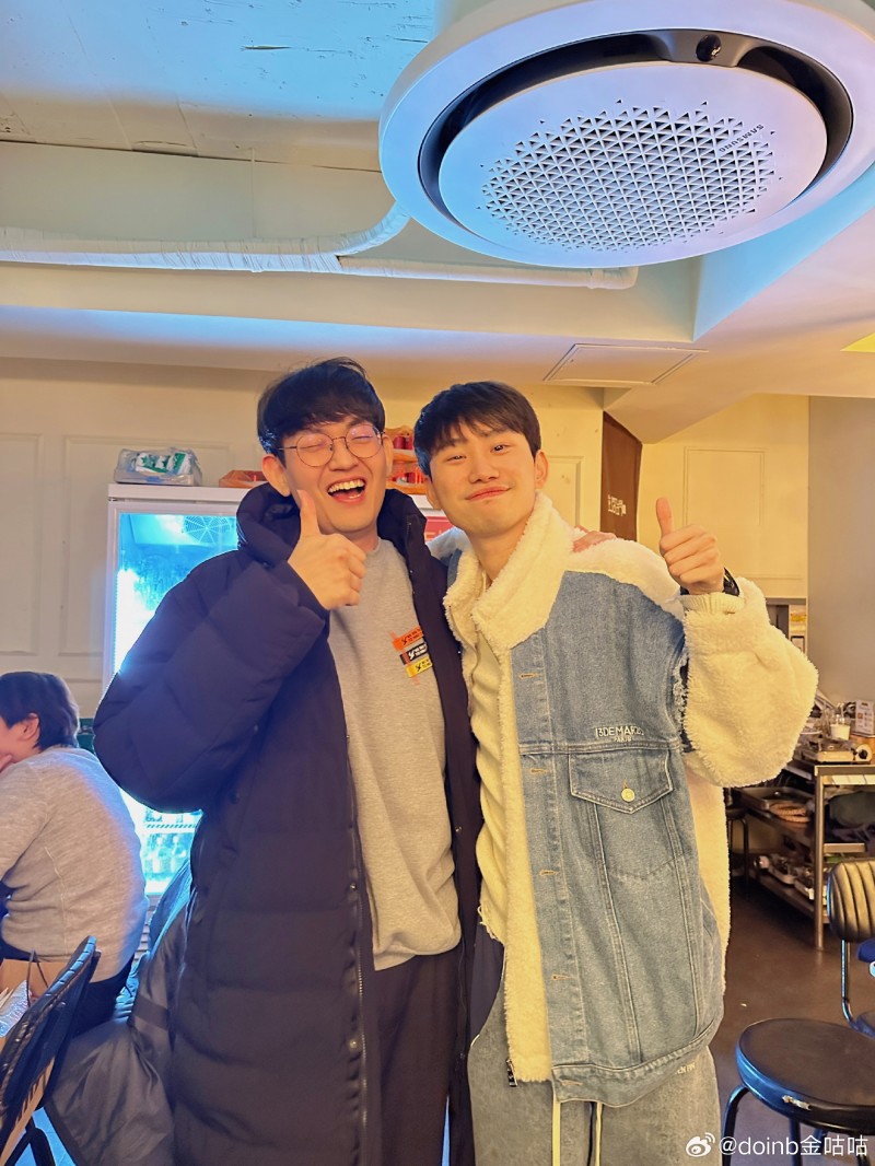Doinb分享和老队友Gimgoon亲密合照:“和爸爸一起合影 ”
