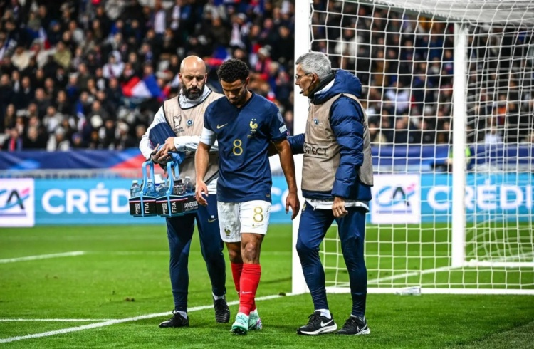 法国官方：17岁埃梅里右脚踝扭伤，已离开国家队返回巴黎