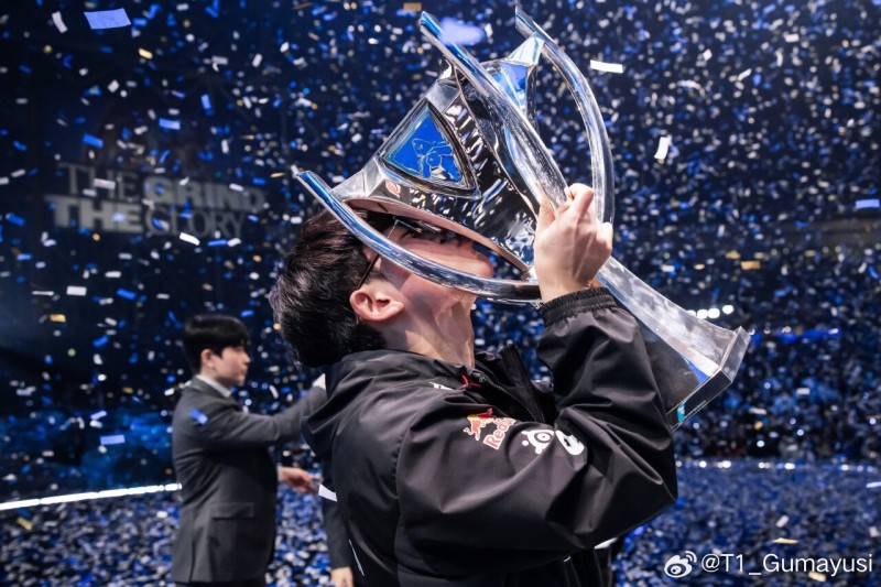 Gumayusi微博分享自己亲吻S赛奖杯照片:呀吼!