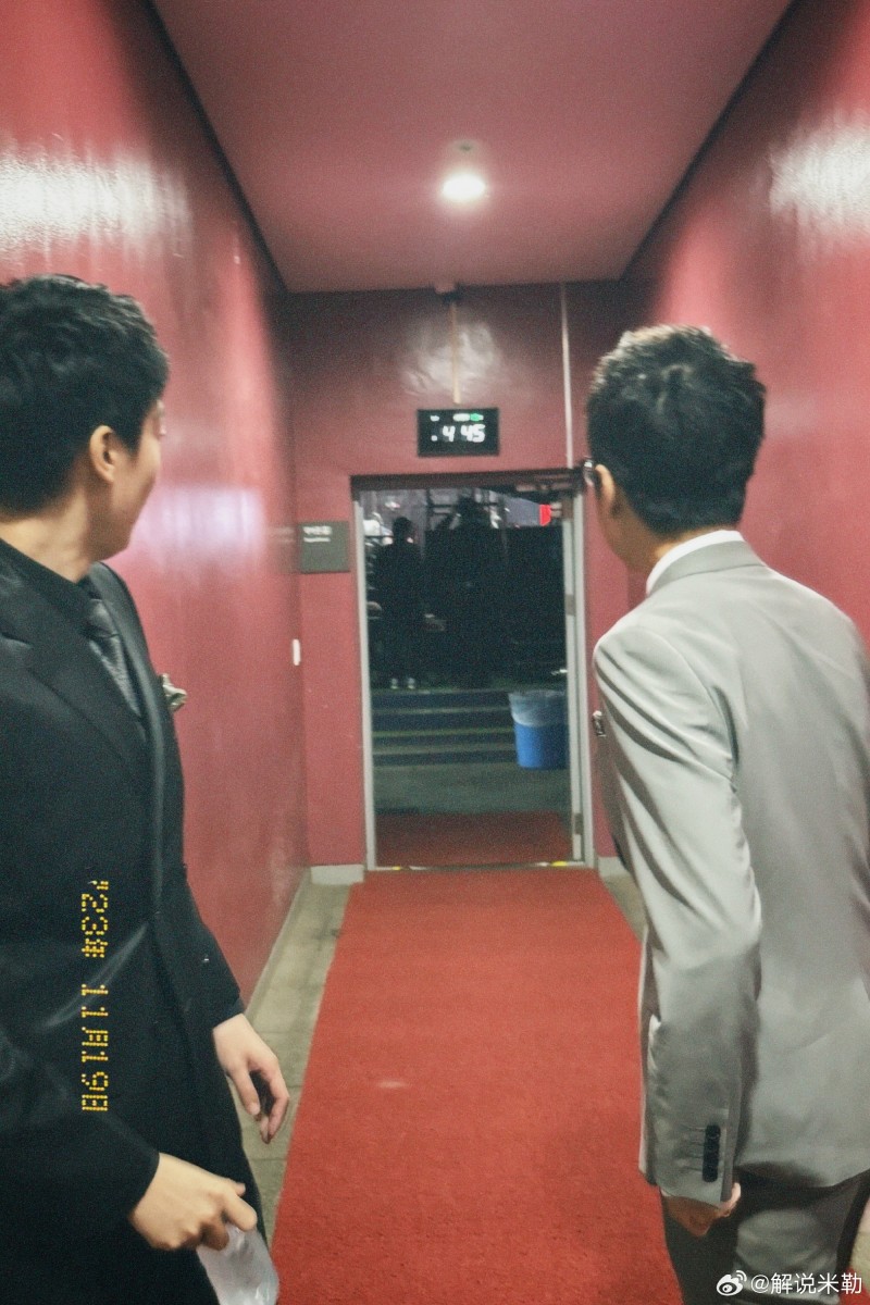 结束嘞?米勒分享与泽元合照:两人神情落寂回望首尔热闹场馆