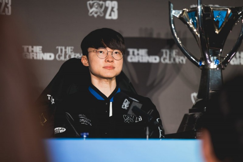 笑笑谈Faker:我解说了十年LOL比赛,你虐了LPL十年,我服了!