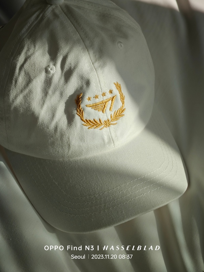 摄影师一村分享T1夺冠纪念帽子：四个冠军⭐⭐⭐⭐  ​​​