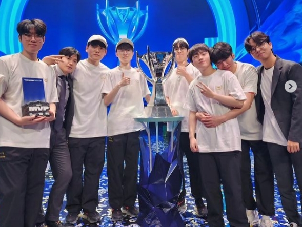 Faker更新ins：感谢大家长时间一直与我同行，多亏了大家才能夺冠