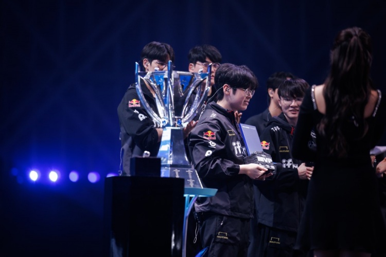 也挺羡慕的?一村分享细节:Faker眼睛没离开过FMVP奖杯