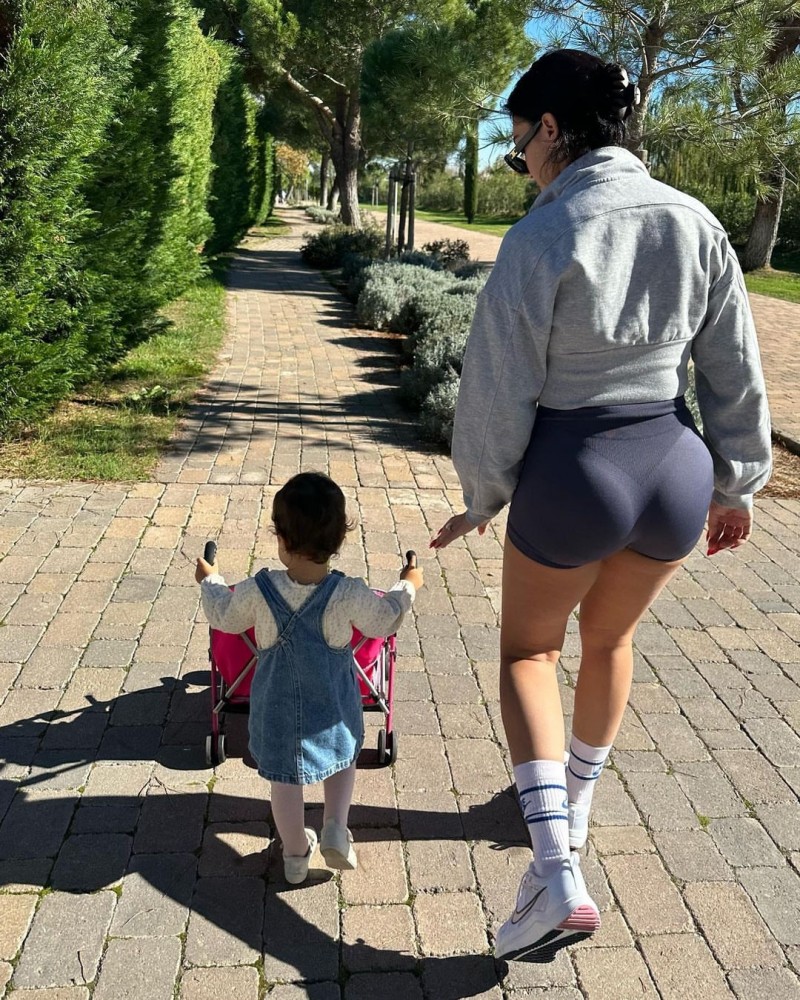 乔治娜更新社媒，晒出与女儿外出游玩照