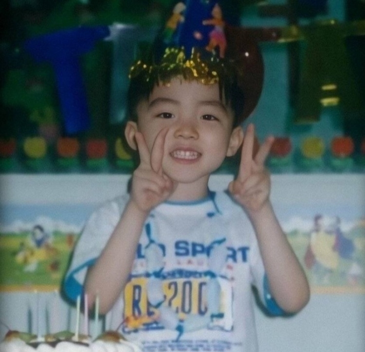 T1选手儿时旧照：Zeus太可爱了~~