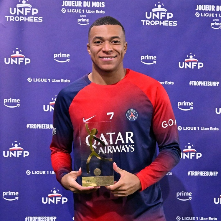 开心小姆?姆巴佩领取法甲十月最佳奖杯，上月3场3球1助