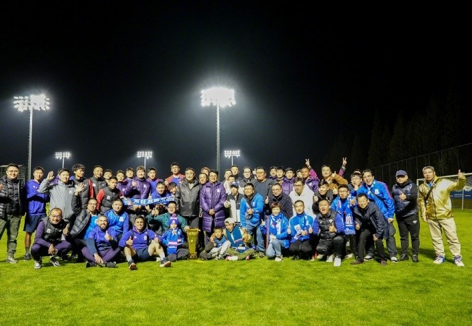 尽管已近深夜,依然有众多申花球迷等候在基地门口迎接球队凯旋