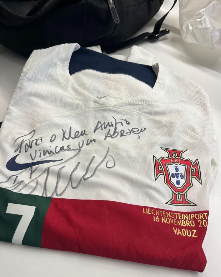 是谁羡慕了我不说?维尼修斯晒C罗To签落场版球衣