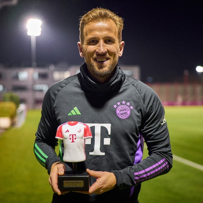 奖杯有点萌?拜仁为凯恩颁发10月最佳球员奖杯,上月5场5球3助