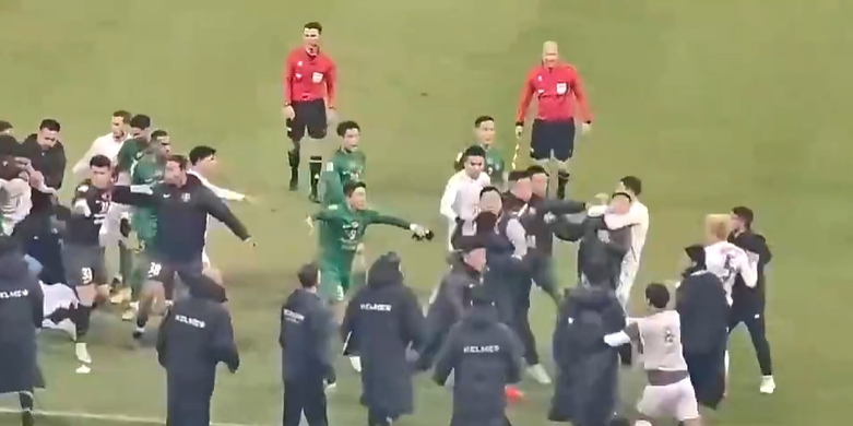 我就看看?冲突伊始两名裁判试图进行劝阻，事态升级后一旁围观