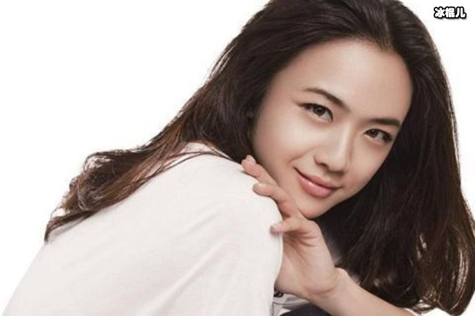 汤洛雯发布自拍照,肌肤白皙完全不像33岁的人五官酷似汤镇宗