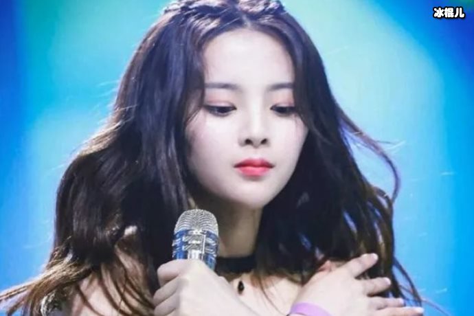 杨超越节目中闻袜子被批恶心,深夜对此事进行回复