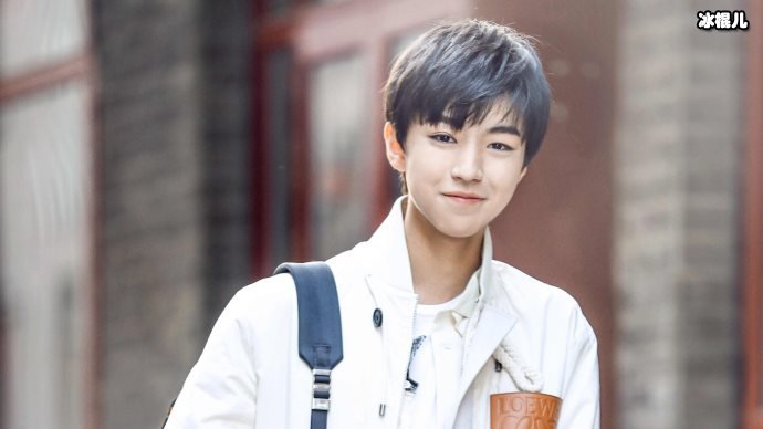 王俊凯新造型成熟又清新,开一颗扣子很性感