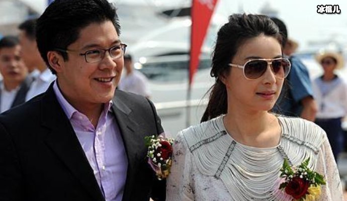 霍启刚郭晶晶二人世界被吐槽,全家一起吃披萨