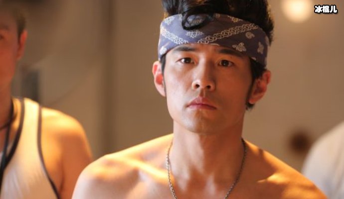 昆凌晒周杰伦和小小周,弹吉他有模有样