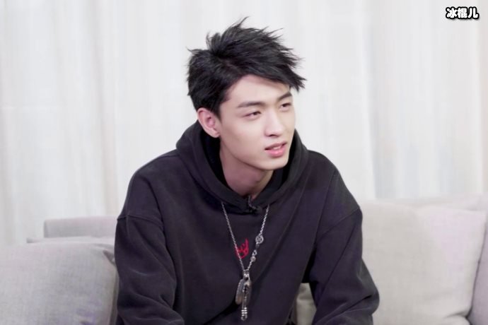 秦霄贤失误将壶嘴对着郭德纲,郭德纲面露不悦疑似发火?