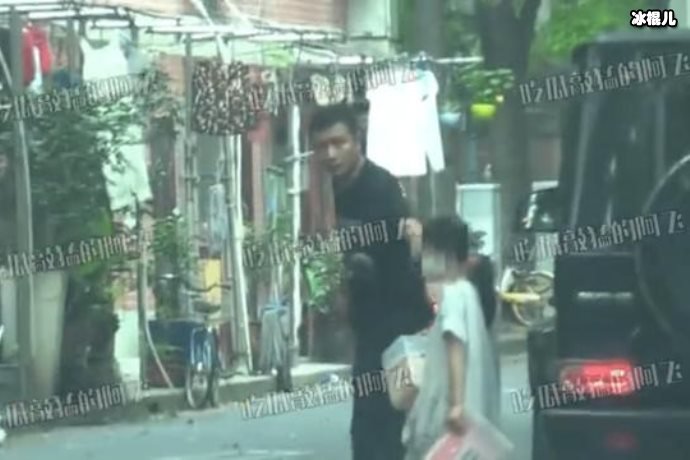 文章接送女儿学习舞,耐心在门外等候,为小姑娘递水撑伞