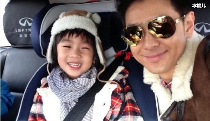 林志颖带俺儿子出门游玩,kimi低头喝奶茶更要紧