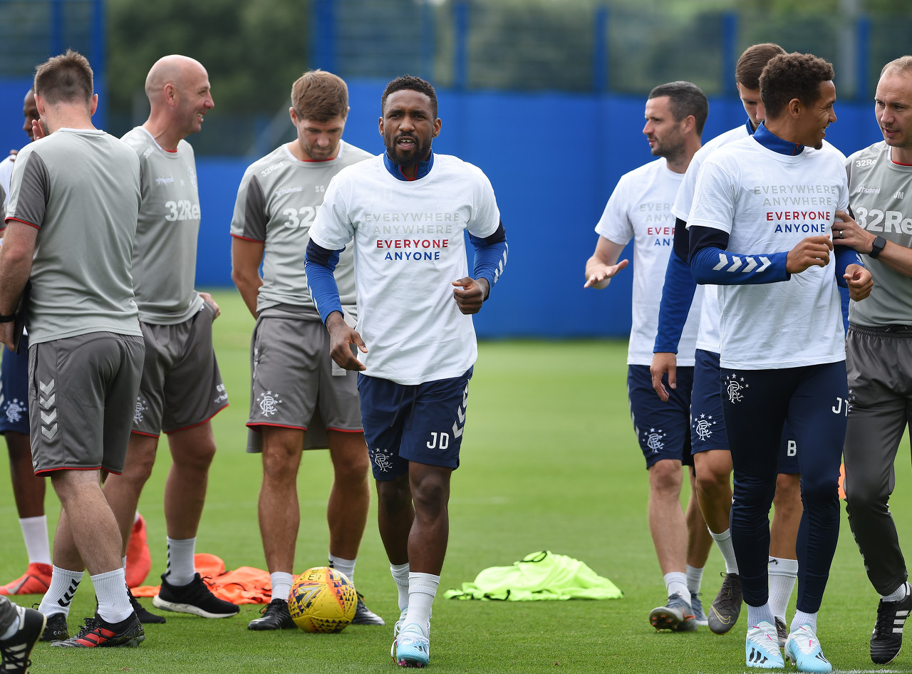 邮报:热刺名宿迪福昨晚在阿森纳青训营参加教练培训活动