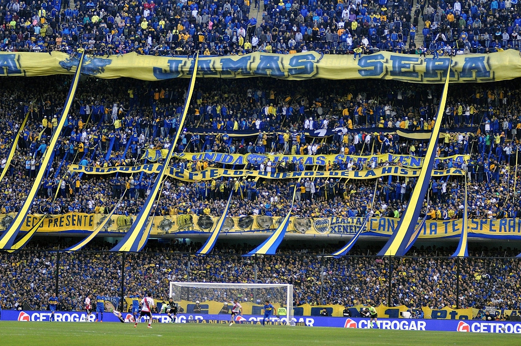 狂热!博卡球迷父子卖掉摩托车和PS游戏机去巴西,但还没弄到球票