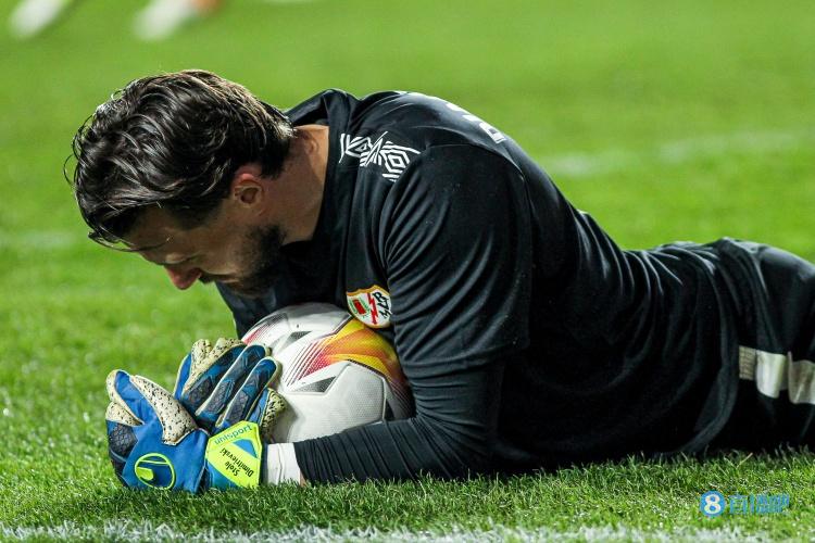 对手门将谈与维尼修斯冲突:他说要和我碰碰?我会给他一个拥抱