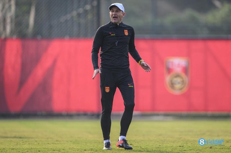 扬科维奇谈国足遭批评:我们应更多检讨自身,有批评说明还有关注