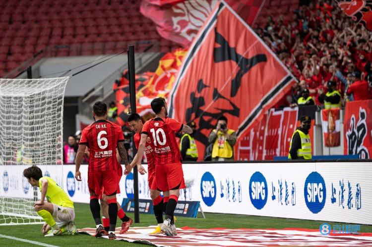 东体:众多海港球迷周六深夜接机欢迎球队,也有南通球迷一同等候