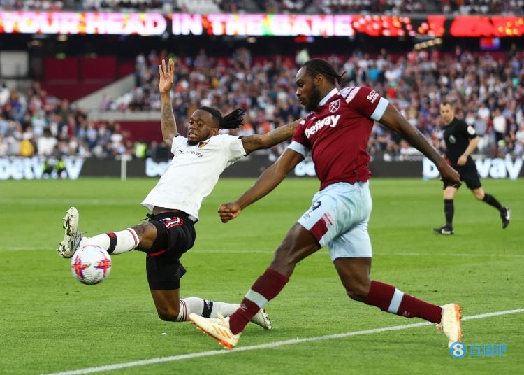 邮报:曼联与万-比萨卡续约陷入僵局,可能先激活他延长1年选项