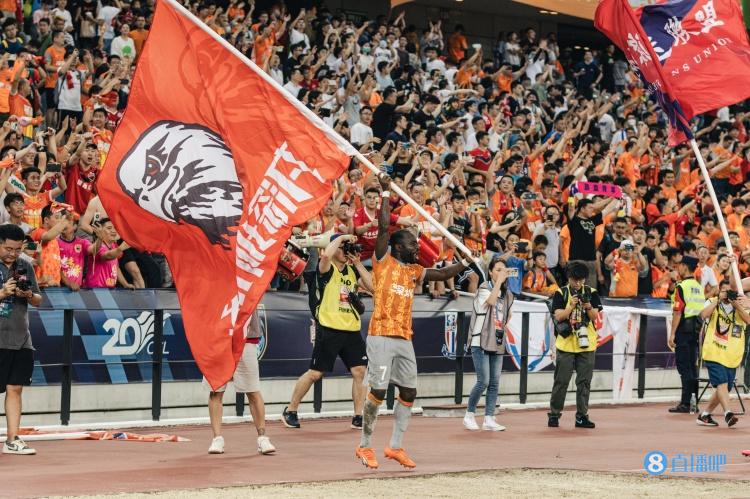 足球报:深圳队负债近10亿元,想要过准入关非常困难