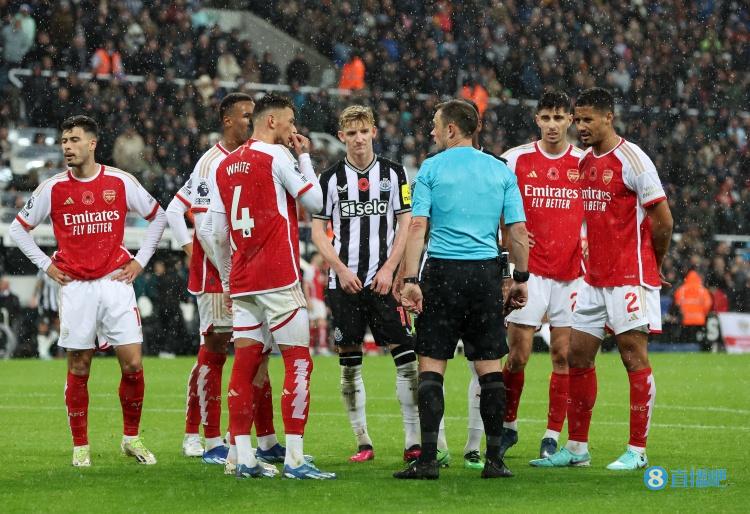 前裁判谈争议:无证据球已出界 无法精确划线 VAR无足够证据推翻