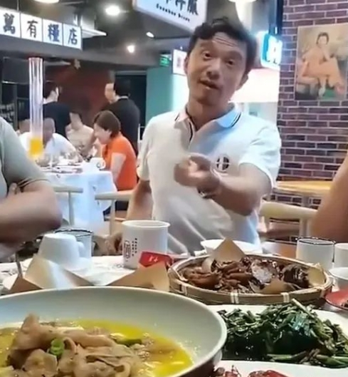 名记:谢晖因酒后说上港夺冠花120亿,被陈戌源致电要求下课