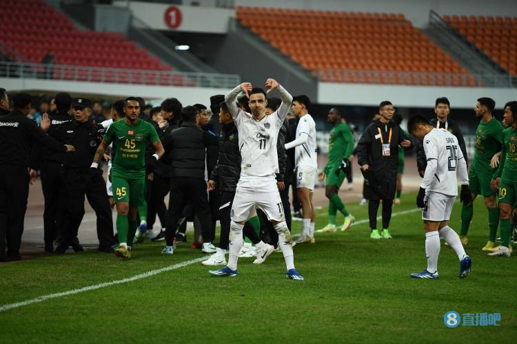 活该被打?武里南联球员库尔斯赛后向看台双手比倒大拇指?