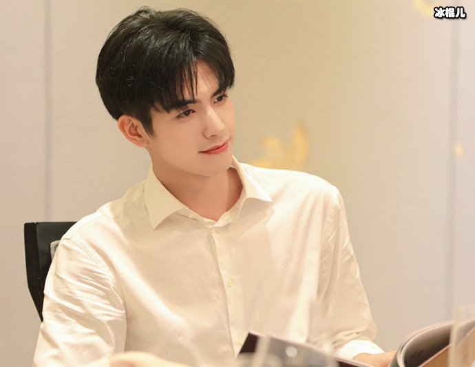 宋威龙因英俊的外表和不错的演技圈粉,曾主演《下一站是幸福》