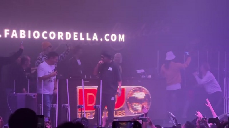 ??来中国也要蹦迪！小罗现身成都夜店，保安簇拥阵势庞大