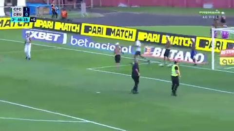 ?百人全武行！克鲁塞罗遭绝杀球迷翻护栏冲场，老板大罗看台目睹