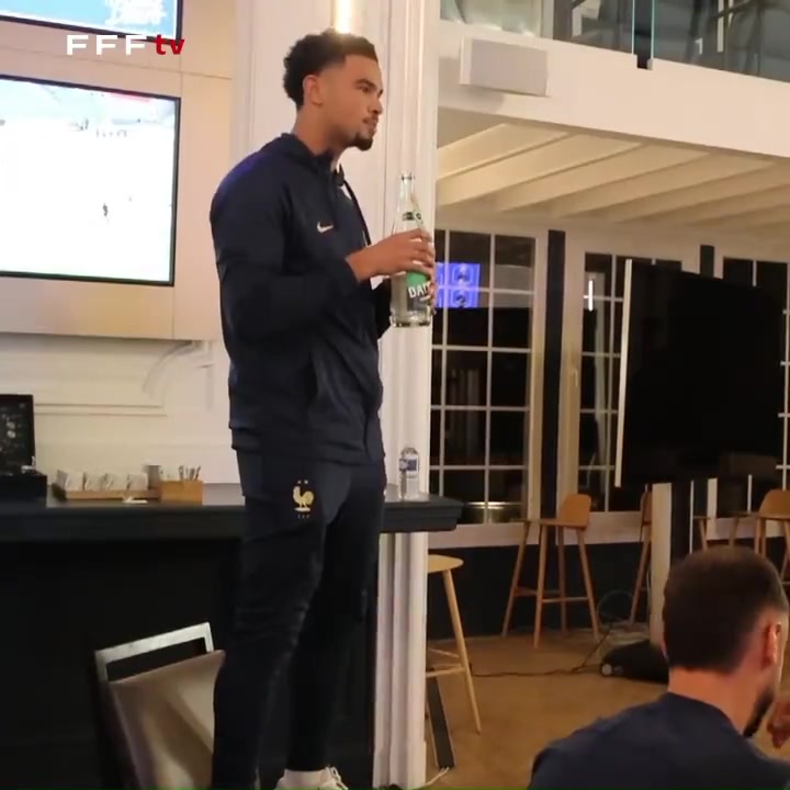 这唱功如何？?17岁埃梅里首次入选法国队，按惯例为队友唱歌