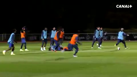 预计伤缺6周❗登贝莱倒地时压到卡马文加，导致后者膝盖受伤?