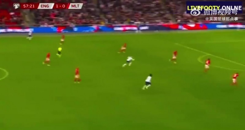 阿诺德给拉什福德送出一个长传之后，与拉什福德相撞……?