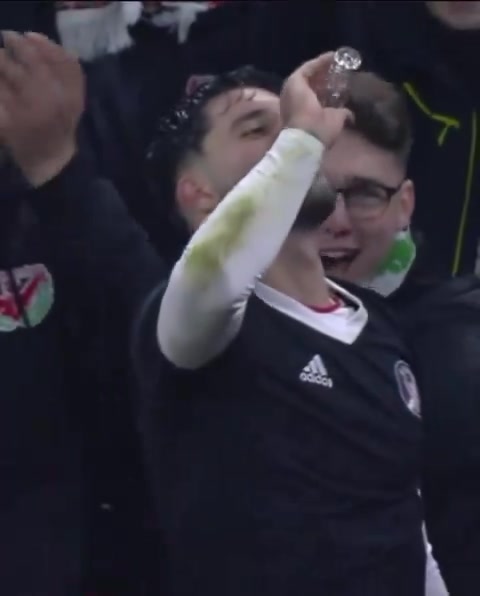 爽！索博斯洛伊赛后在看台上和球迷共饮白兰地，带头唱歌
