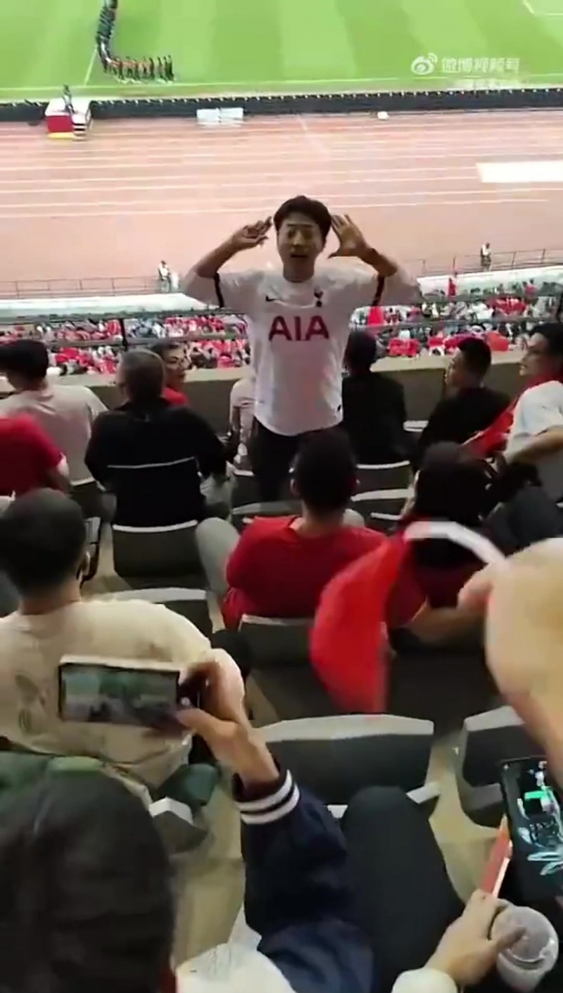 找骂⁉️热刺球迷窜起庆祝+扶耳挑衅，国足球迷纷纷大骂傻X