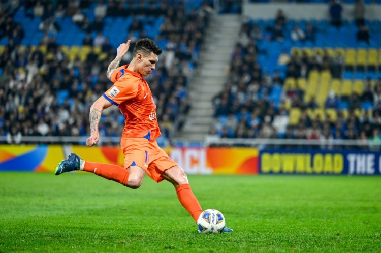 身披山东泰山的10号球衣，这个巴西人当之无愧