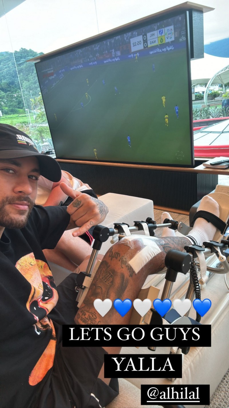 心系球队??内马尔架着伤腿观看利雅得德比：加油伙计们！